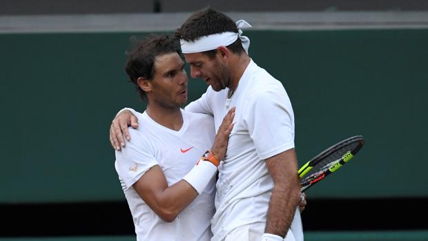 Nadal y Del Potro se saludan tras los cuartos de final de Wimbledon de este mismo año